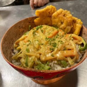 Vegetales al Coco y Curry O al Ajillo con Arroz con Coco y Patacones